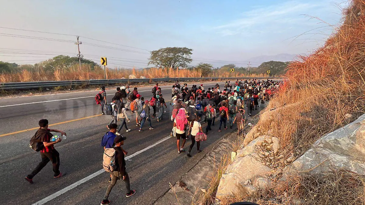 migrantes caminando en la carretera hacia Oaxaca